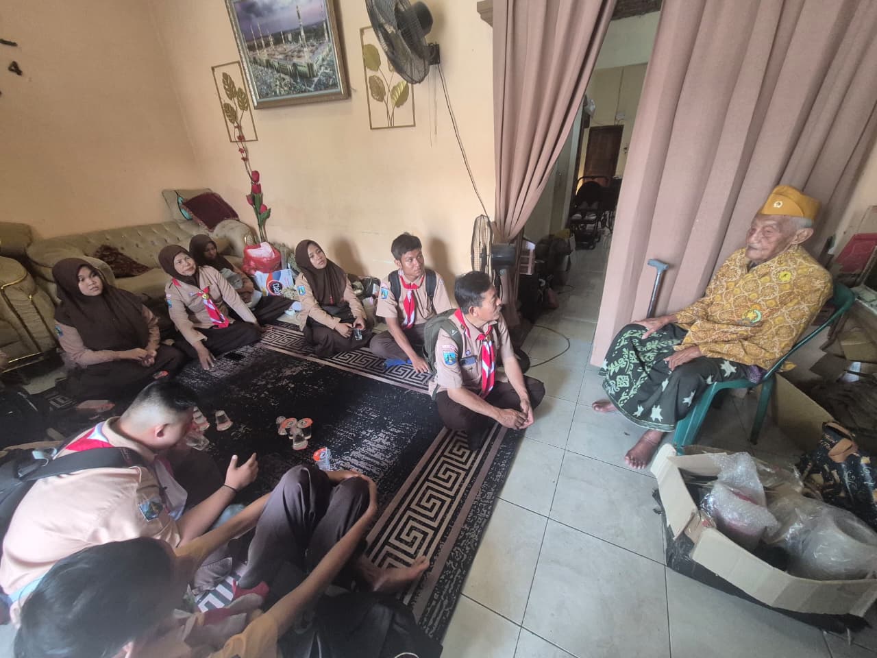 Siswa dan Guru SLB Negeri Seduri Kunjungi Keluarga Veteran Perang di Jotangan