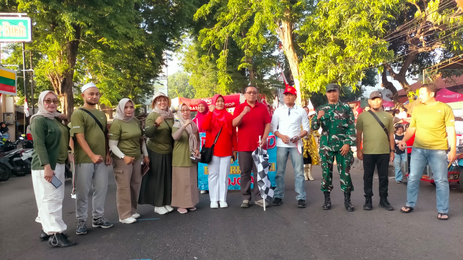 Jalan Sehat dan Bazar UMKM Kelurahan Sarirejo Semarakkan HUT ke-81 RI